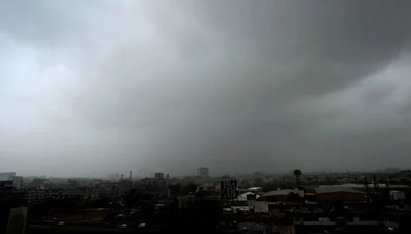 Cloud Cover and Rain Persist in Karachi as PMD Warns of More Showers and Urban Flooding