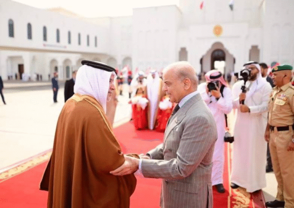 Bahrain Crown Prince Welcomes PM Shehbaz Sharif in Manama