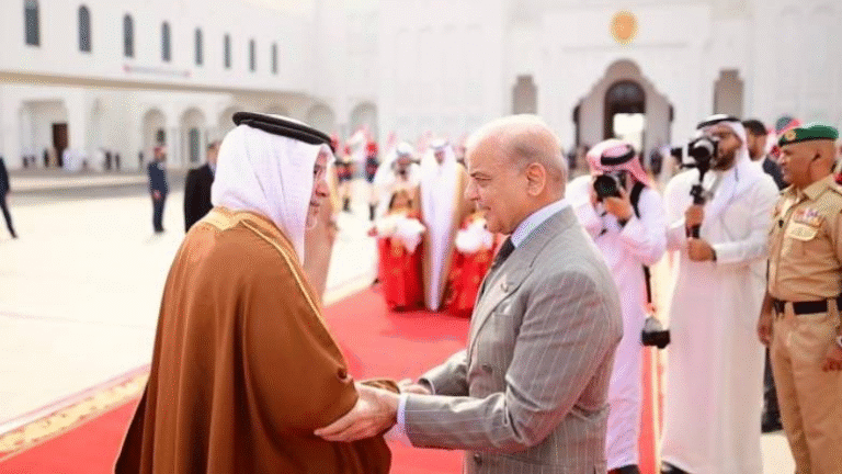 Bahrain Crown Prince Welcomes PM Shehbaz Sharif in Manama