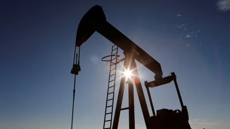 International Oil Prices Hover Near $70 per Barrel as US–Iran Talks Create Market Uncertainty